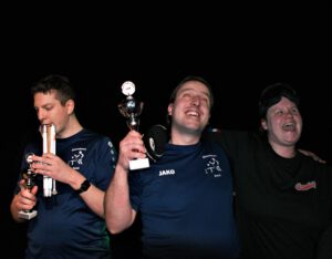 Foto van De drie Prijswinnaars uit Serie A: Stefan van Loenen, Marko Molenaar en Marjoke de Wit-Muis. Ze houden alle drie een beker vast.